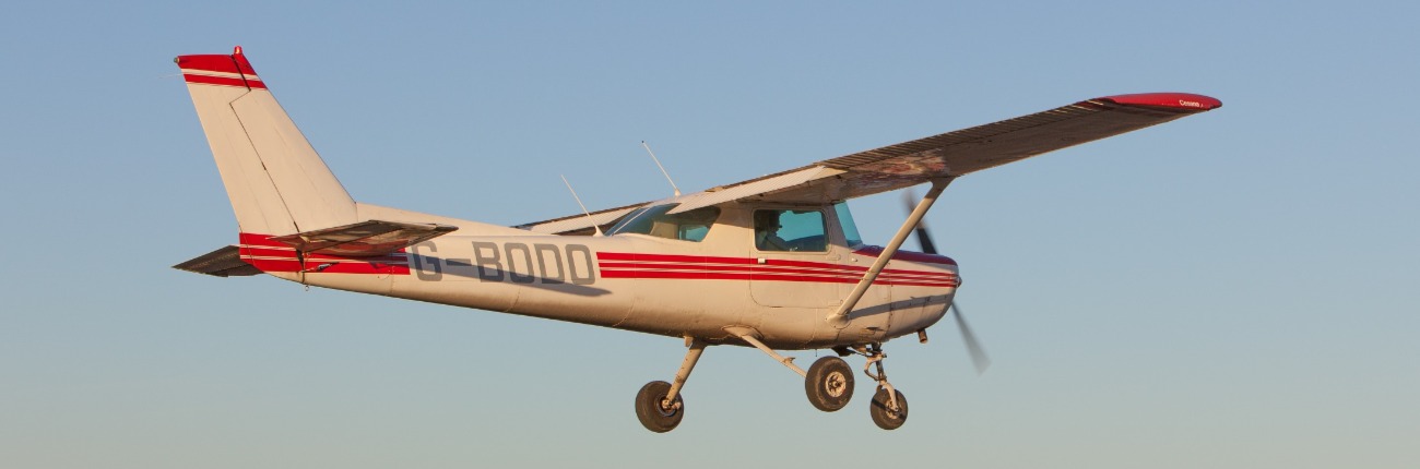 G-BODO landing on runway 08 Enstone Airfield